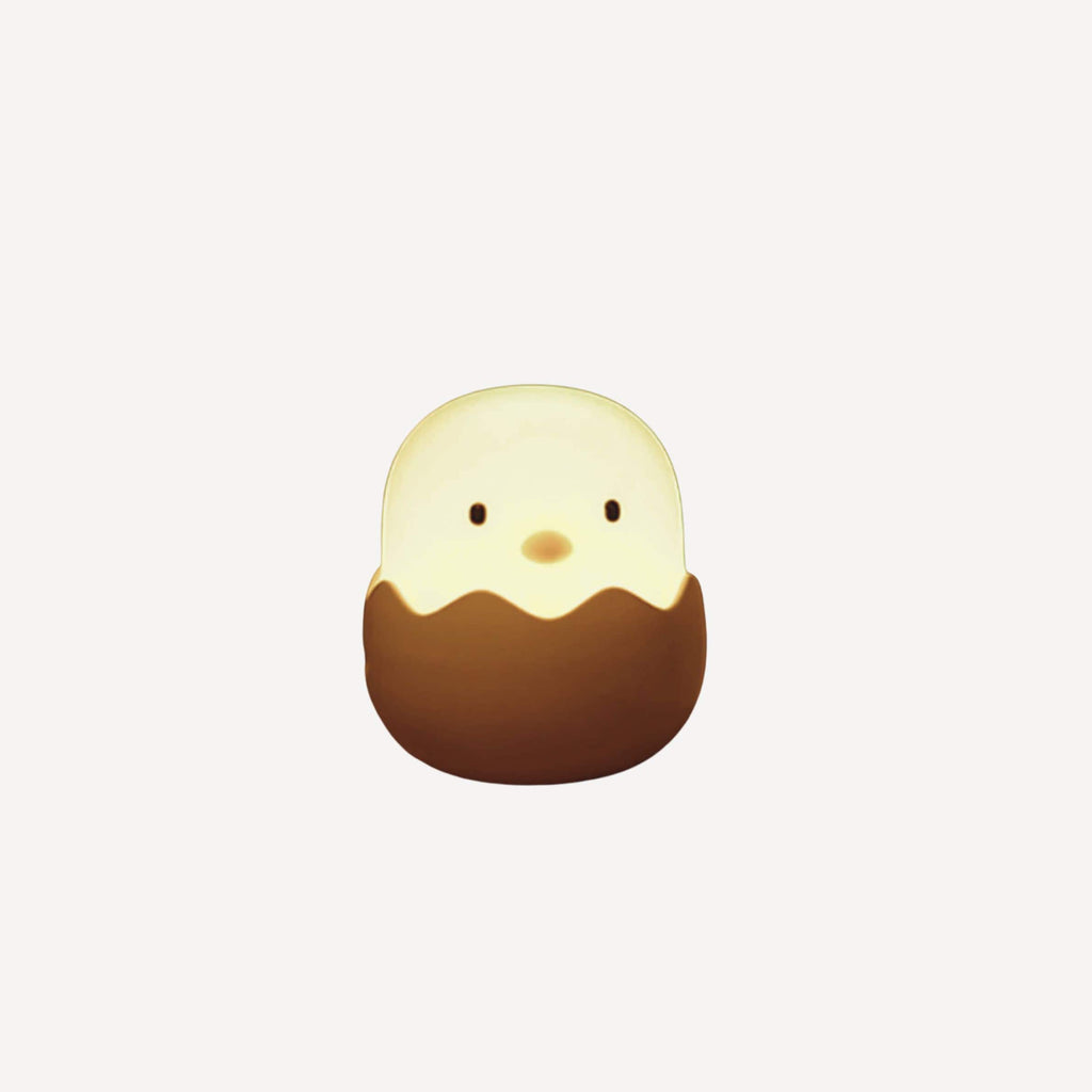 La mini veilleuse bébé poussin éclaire les nuits d’une lueur douce et réconfortante, avec sa petite forme ronde et joyeuse fidèle à l’univers chaleureux de Bellemoon.