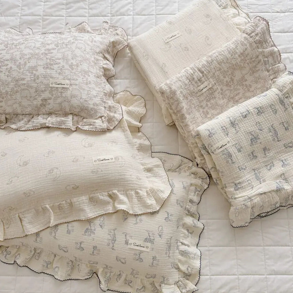 Notre lot oreiller et couette pour bébé crée un cocon douillet et apaisant, parfait pour accompagner les nuits en toute douceur, dans l’univers Bellemoon.