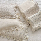 Notre lot oreiller et couette pour bébé crée un cocon douillet et apaisant, parfait pour accompagner les nuits en toute douceur, dans l’univers Bellemoon.