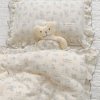 Notre oreiller et couette pour bébé, décorés de tendres motifs chatons, transforment le coucher en un moment de douceur et de rêverie, fidèle à l’univers charmant de Bellemoon.
