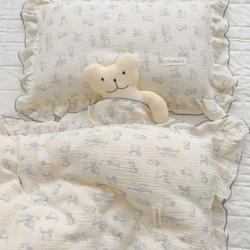Notre oreiller et couette pour bébé, décorés de tendres motifs chatons, transforment le coucher en un moment de douceur et de rêverie, fidèle à l’univers charmant de Bellemoon.