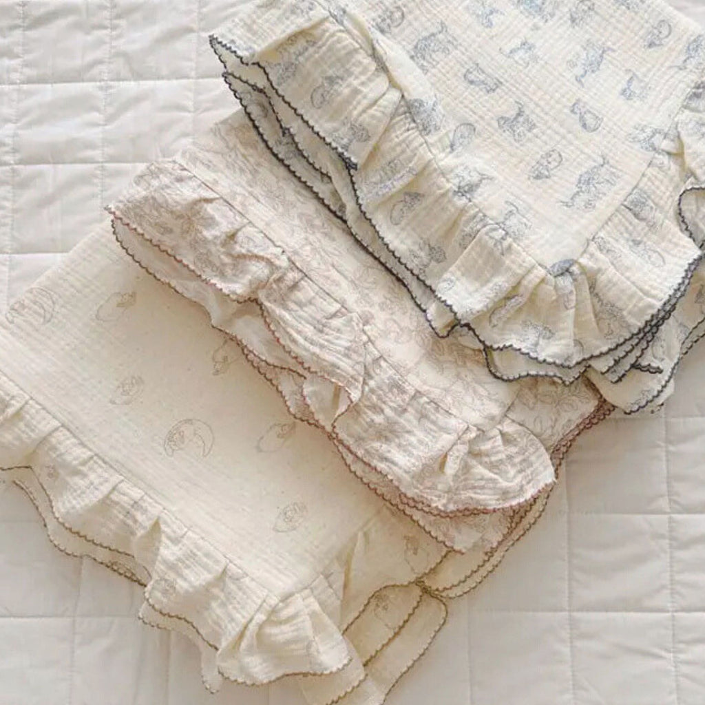 Notre oreiller et couette pour bébé, délicatement ornés de motifs tendres, apportent une touche de poésie au sommeil des tout-petits, fidèle à l’univers apaisant de Bellemoon.