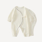 L’ouverture croisée de notre pyjama kimono bébé offre praticité et confort, tout en préservant l’élégance douce de l’univers Bellemoon.