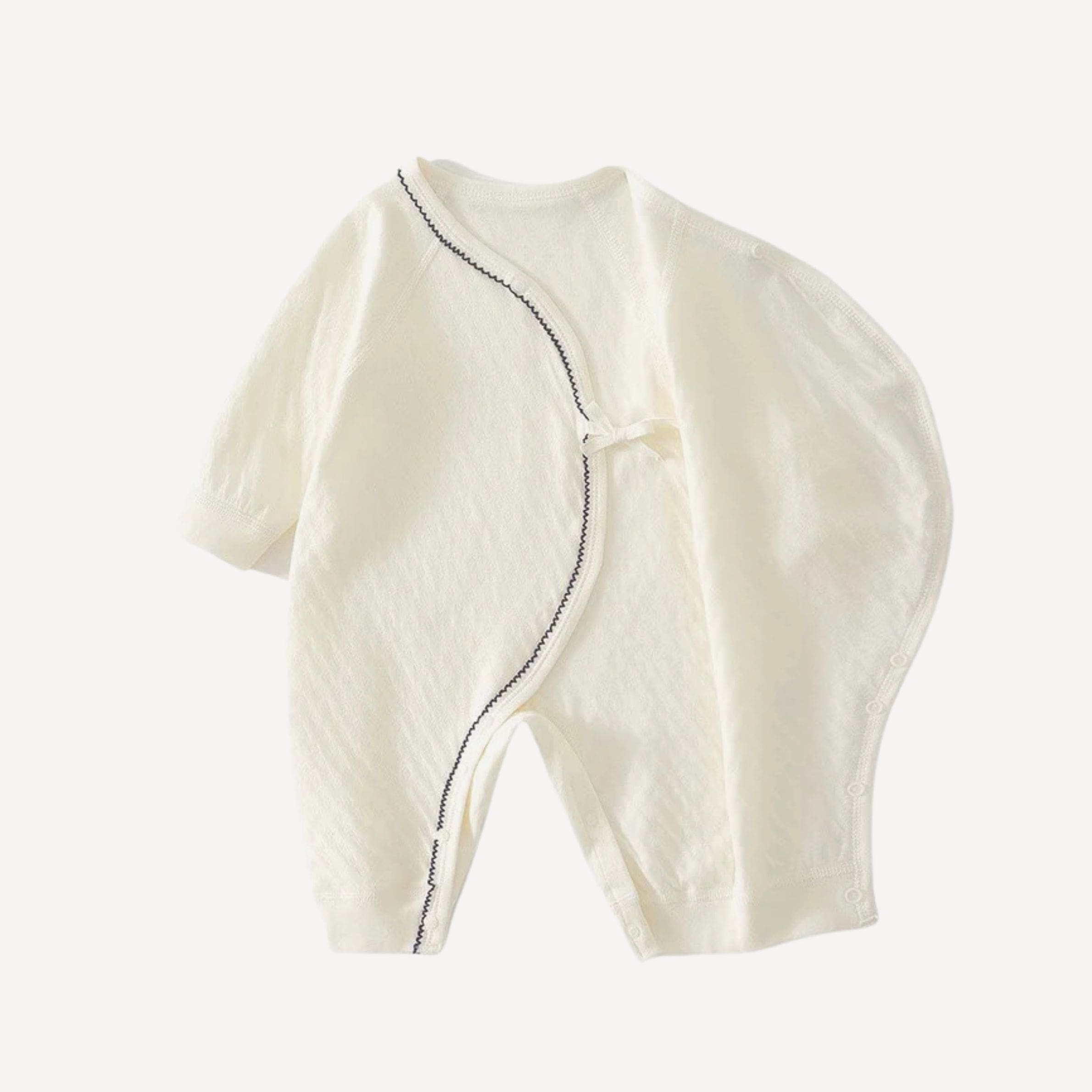 L’ouverture croisée de notre pyjama kimono bébé offre praticité et confort, tout en préservant l’élégance douce de l’univers Bellemoon.