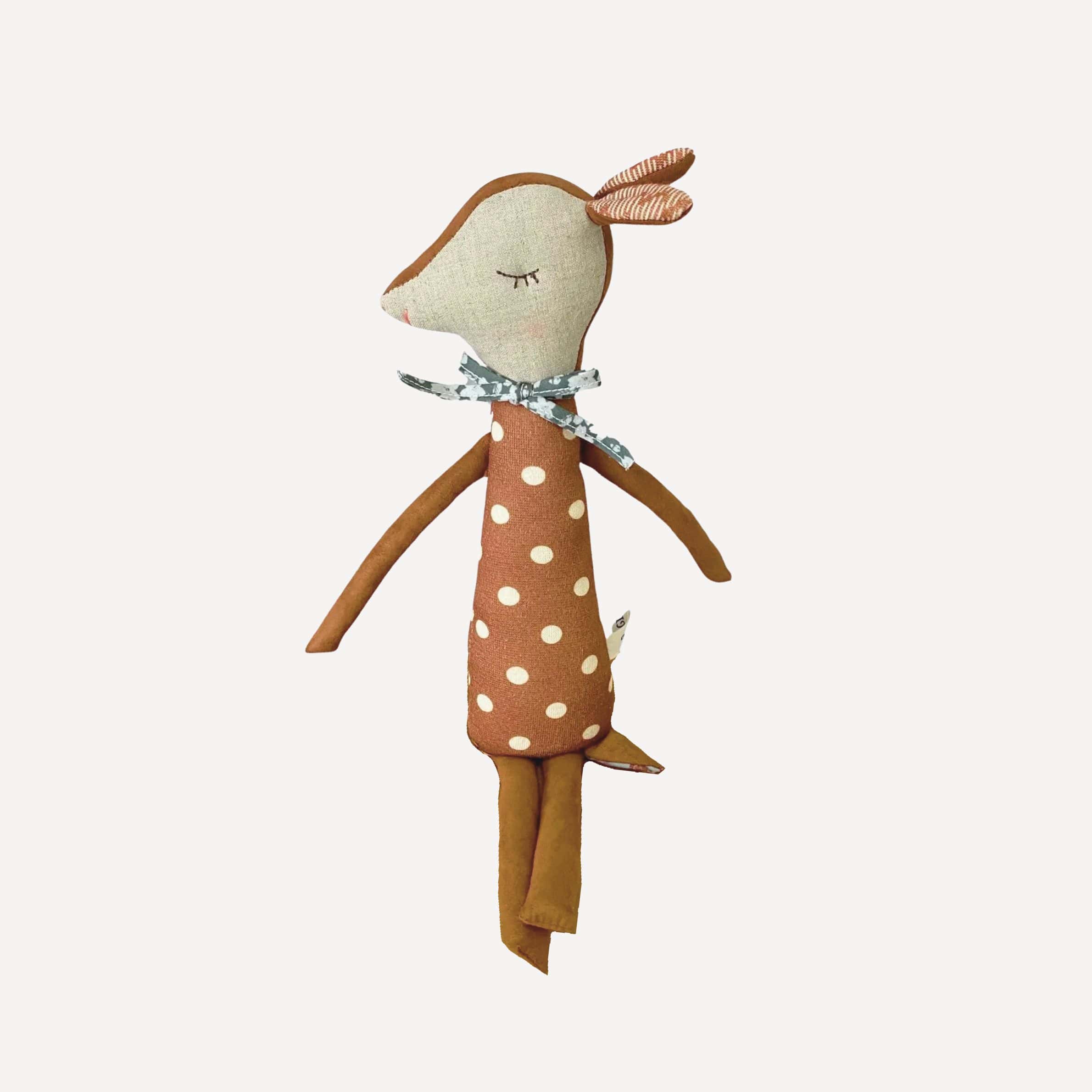Douce et rassurante, la peluche coussin bébé biche Bellemoon offre un soutien moelleux et devient un adorable compagnon de tendresse.