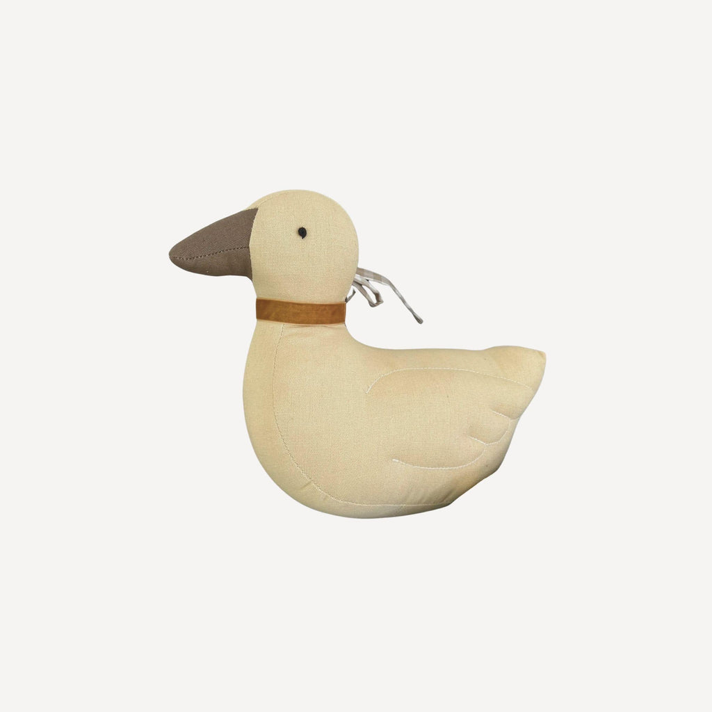 Tout en rondeur et en douceur, la peluche coussin bébé canard Bellemoon accompagne les moments de repos avec une tendresse infinie.