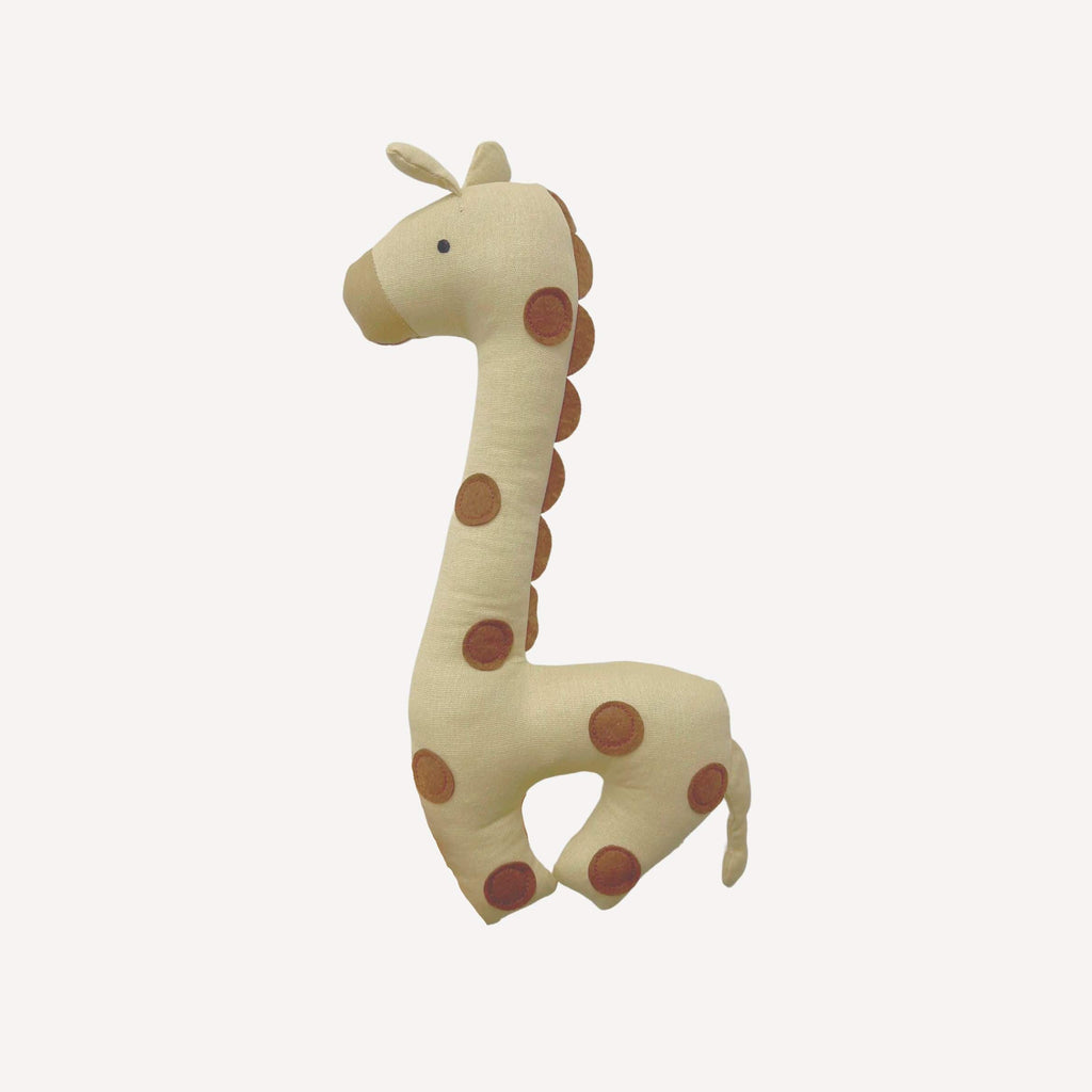 Avec son long cou tout moelleux, la peluche coussin bébé girafe Bellemoon offre réconfort et douceur pour accompagner chaque instant de repos.