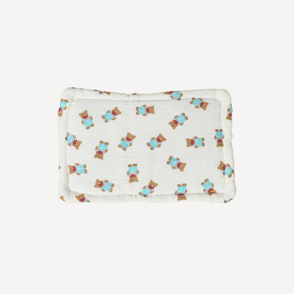 Un petit oreiller avec un motif ourson, moelleux et rassurant, pour des nuits câlines et des réveils tout en tendresse.