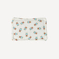 Un petit oreiller avec un motif ourson, moelleux et rassurant, pour des nuits câlines et des réveils tout en tendresse.