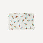 Un petit oreiller avec un motif ourson, moelleux et rassurant, pour des nuits câlines et des réveils tout en tendresse.