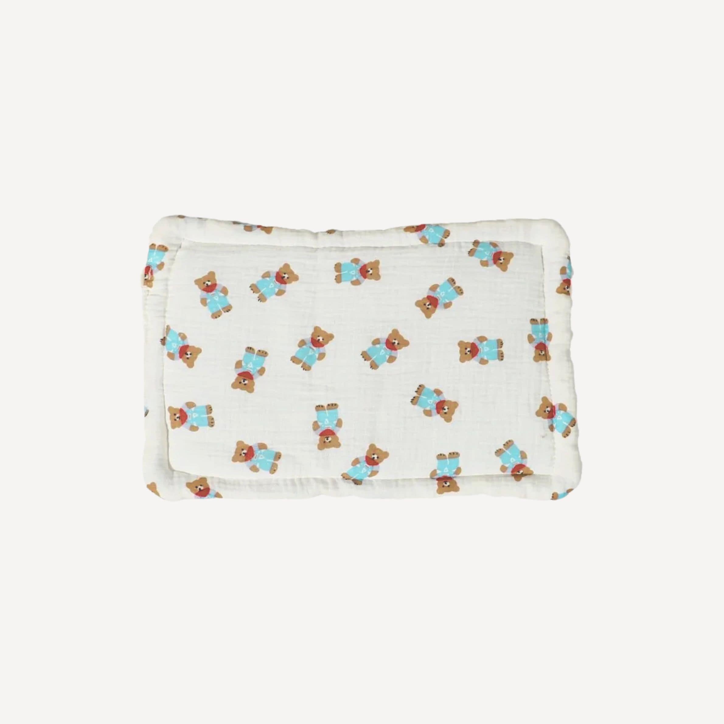Un petit oreiller avec un motif ourson, moelleux et rassurant, pour des nuits câlines et des réveils tout en tendresse.