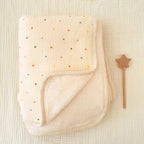 Toute en légèreté et en tendresse, notre couverture en polaire motif pois offre à bébé un cocon de douceur, fidèle à l’univers élégant de Bellemoon.