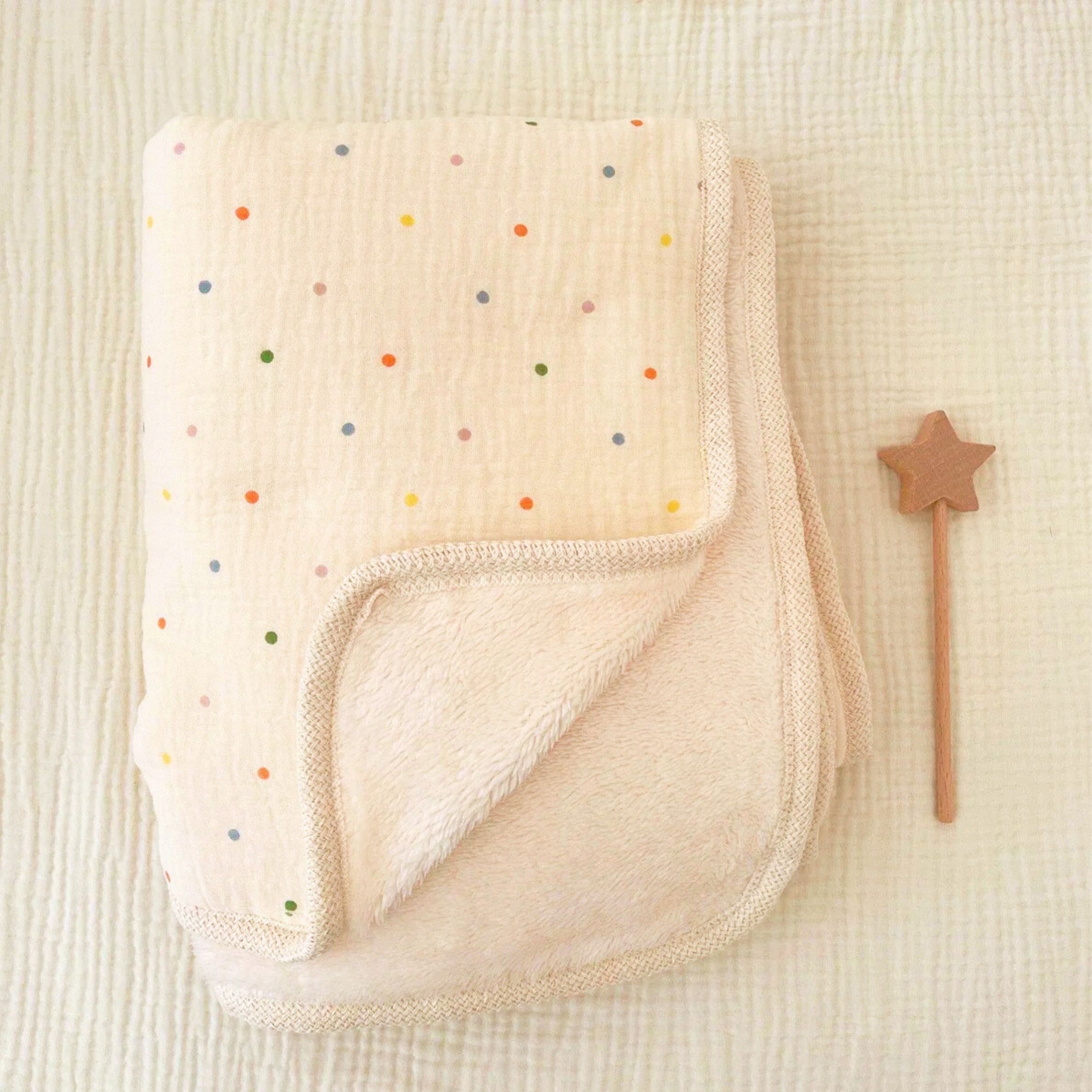 Toute en légèreté et en tendresse, notre couverture en polaire motif pois offre à bébé un cocon de douceur, fidèle à l’univers élégant de Bellemoon.