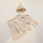 Notre pyjama bébé beige 3 pièces, composé d’un haut, d’un pantalon et d’un bonnet assorti, offre une tenue complète à la fois douce, confortable et élégante, fidèle à l’univers Bellemoon.