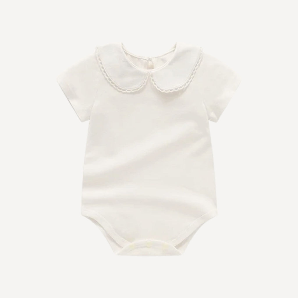 Léger et raffiné, notre pyjama bébé fille chic à manches courtes allie confort estival et élégance discrète, fidèle à l’univers poétique de Bellemoon.