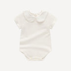 Léger et raffiné, notre pyjama bébé fille chic à manches courtes allie confort estival et élégance discrète, fidèle à l’univers poétique de Bellemoon.
