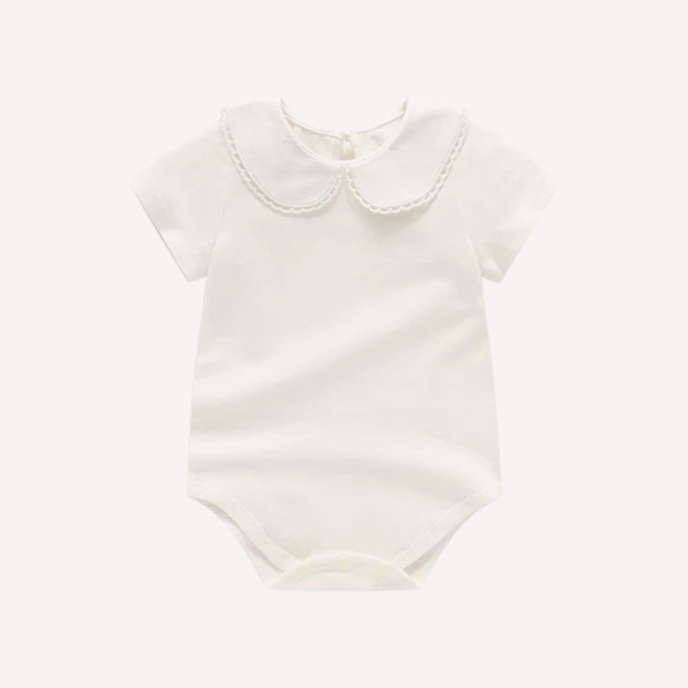 Léger et raffiné, notre pyjama bébé fille chic à manches courtes allie confort estival et élégance discrète, fidèle à l’univers poétique de Bellemoon.