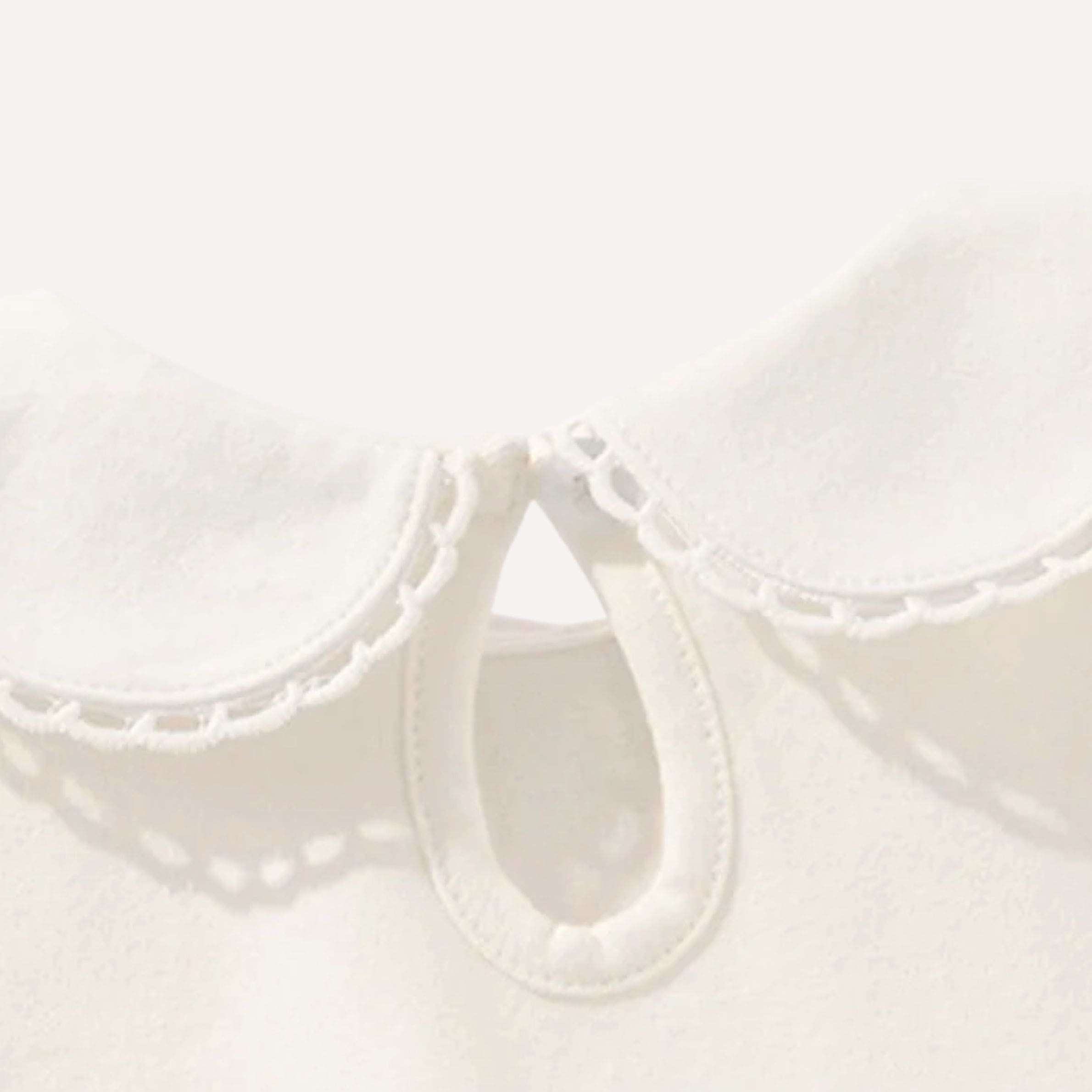 L’ouverture délicate de notre pyjama bébé fille chic facilite l’habillage tout en conservant une allure élégante, fidèle à l’univers raffiné de Bellemoon.