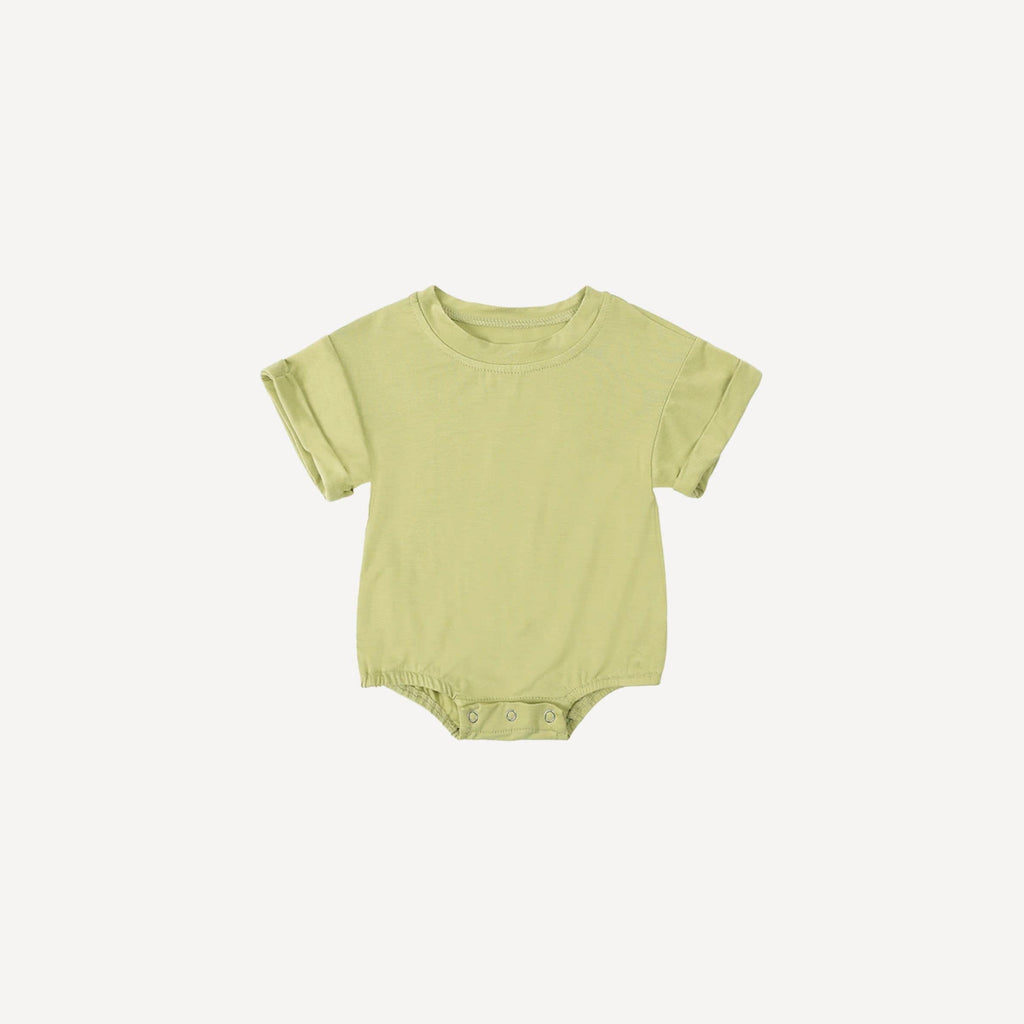 Ce pyjama bébé garçon sans pied anis, frais et lumineux, enveloppe les nuits de douceur tout en laissant bébé libre de ses mouvements, fidèle à l’univers tendre de Bellemoon.