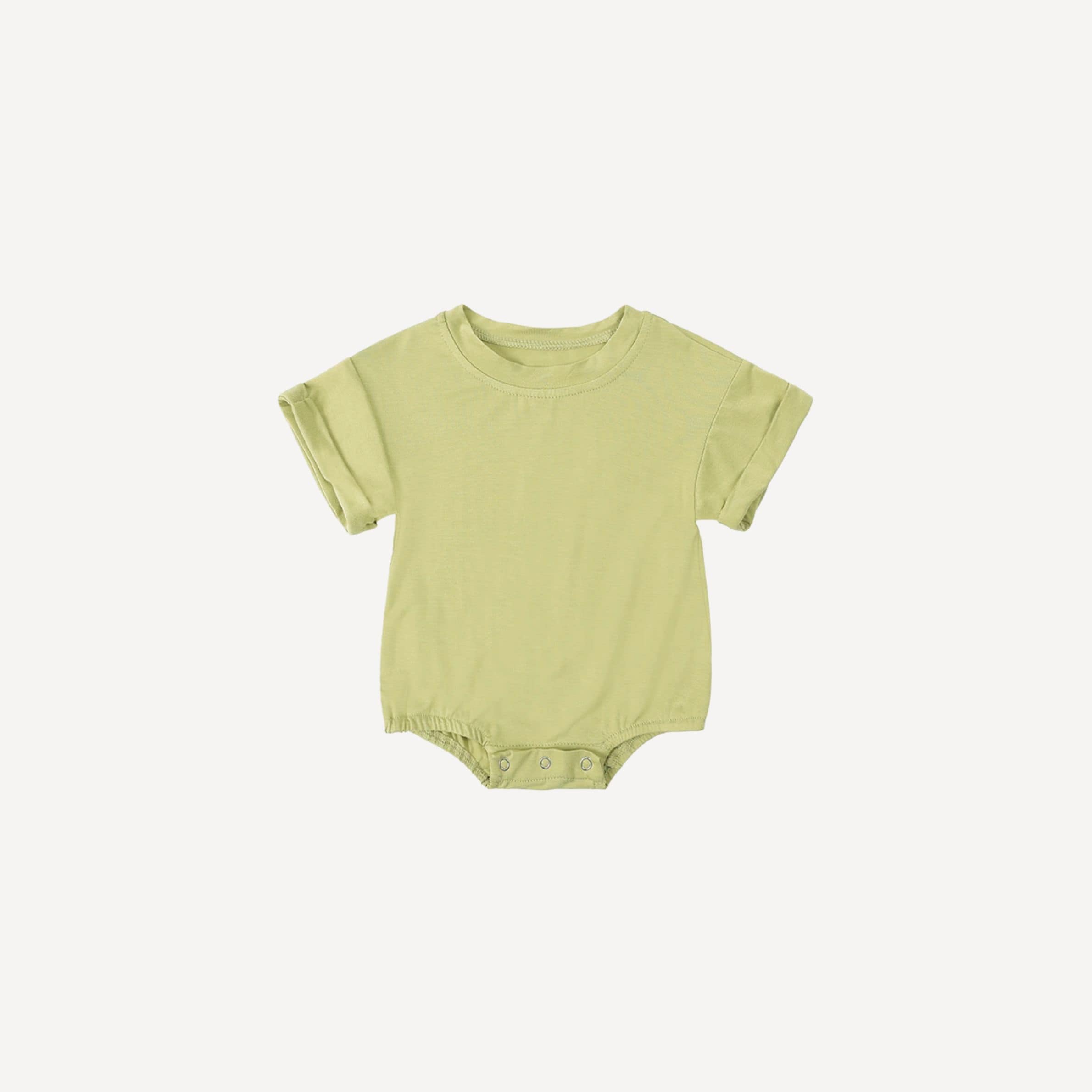 Ce pyjama bébé garçon sans pied anis, frais et lumineux, enveloppe les nuits de douceur tout en laissant bébé libre de ses mouvements, fidèle à l’univers tendre de Bellemoon.