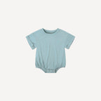 Ce pyjama bébé garçon sans pied bleu, doux et léger, accompagne les nuits avec confort et liberté, fidèle à l’univers apaisant de Bellemoon.