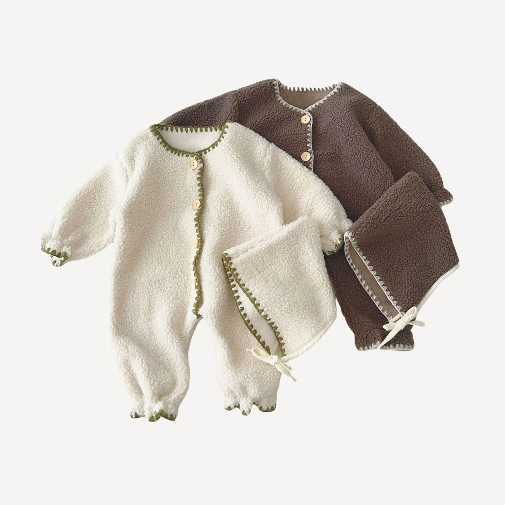Conçu pour les nuits froides, notre pyjama bébé sans pied offre chaleur et confort tout en légèreté, fidèle à l’univers douillet de Bellemoon.