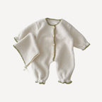 Notre pyjama bébé sans pied spécial hiver, en blanc pur, offre chaleur et confort tout en légèreté, fidèle à la douceur intemporelle de Bellemoon.