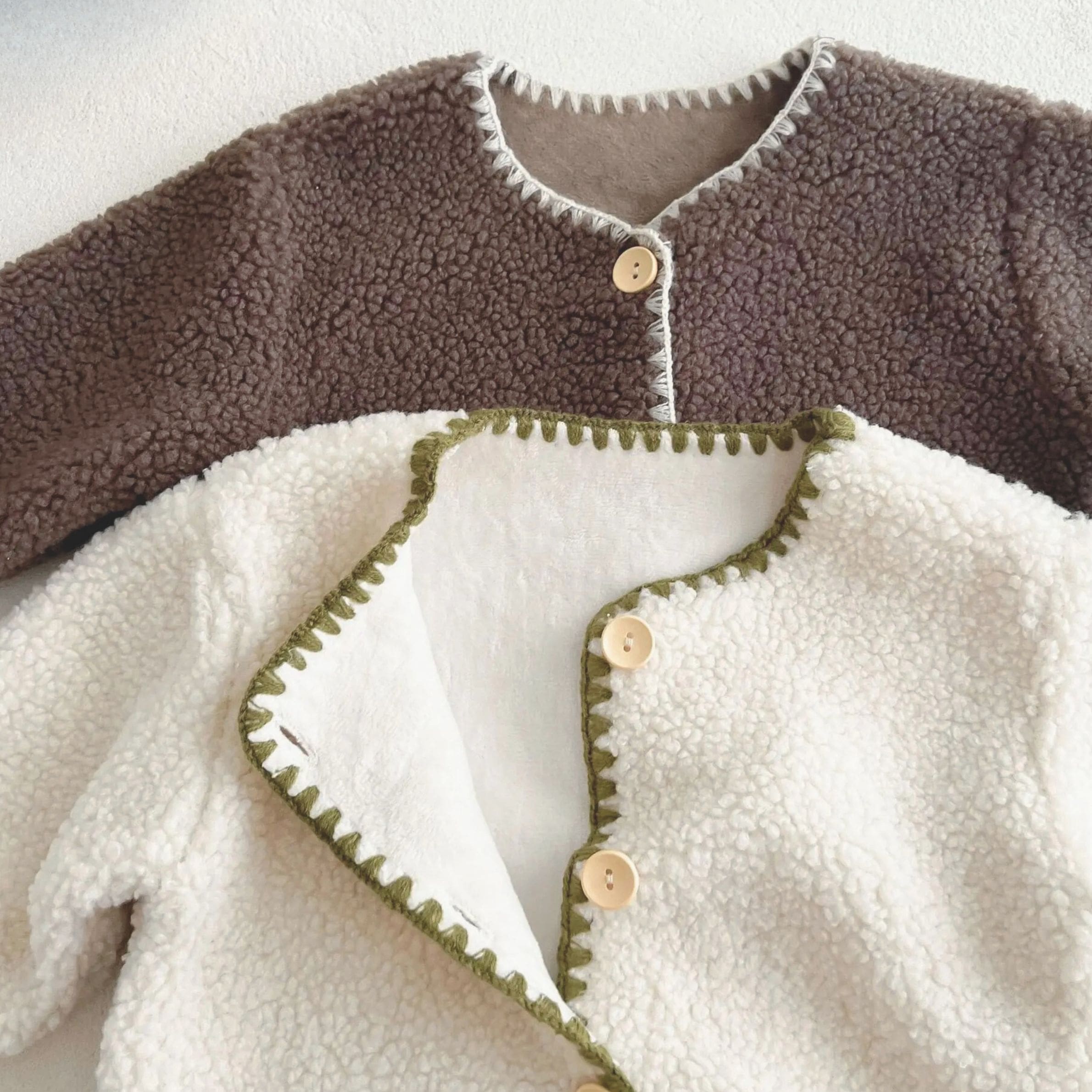 L’ouverture pratique de notre pyjama bébé sans pied spécial hiver facilite l’habillage tout en préservant chaleur et confort, fidèle à l’univers fonctionnel et doux de Bellemoon.