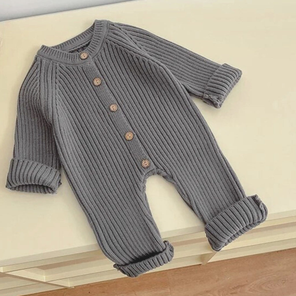 Notre pyjama côtelé bébé gris enveloppe les tout-petits d’une douceur texturée et apaisante, fidèle à l’esthétique sobre et raffinée de Bellemoon.