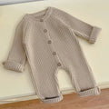 Notre pyjama côtelé bébé, en kaki doux, allie confort et caractère naturel pour des moments de repos tout en douceur, fidèle à l’univers authentique de Bellemoon.