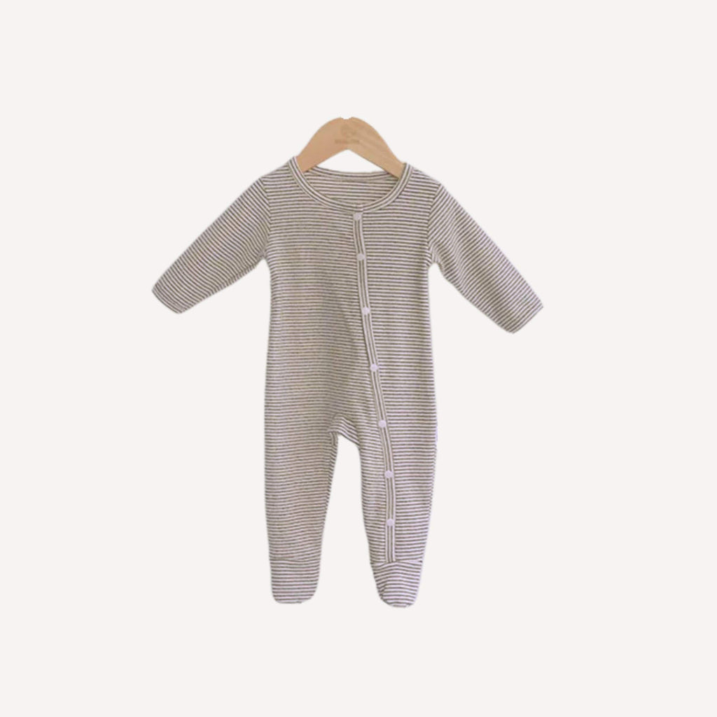 En coton tout doux, ce pyjama bébé garçon beige enveloppe les nuits de réconfort et de délicatesse.