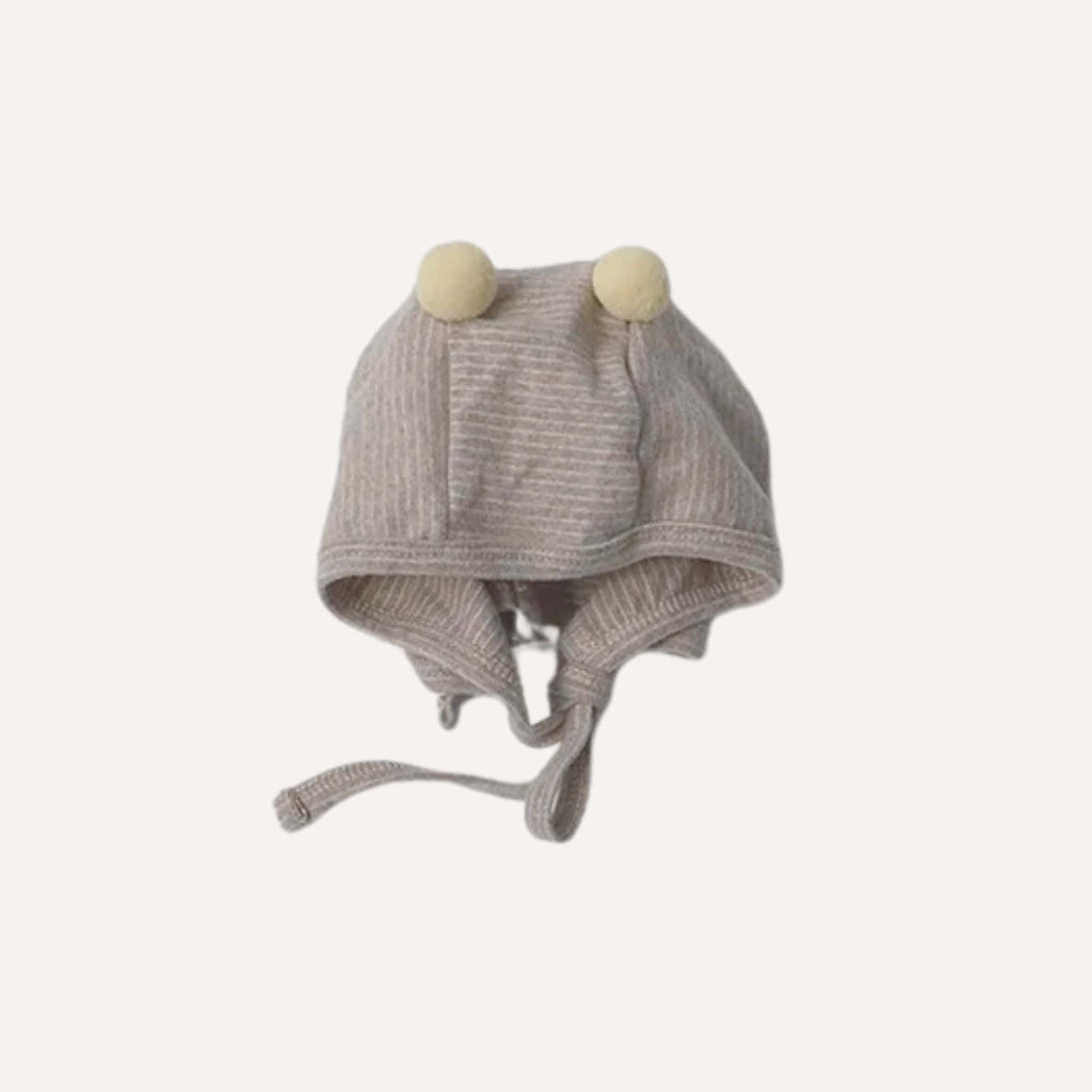 Un cocon de douceur avec ce pyjama coton bébé garçon et son bonnet beige, pour des nuits paisibles et réconfortantes dès la naissance.