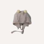 Un cocon de douceur avec ce pyjama coton bébé garçon et son bonnet beige, pour des nuits paisibles et réconfortantes dès la naissance.