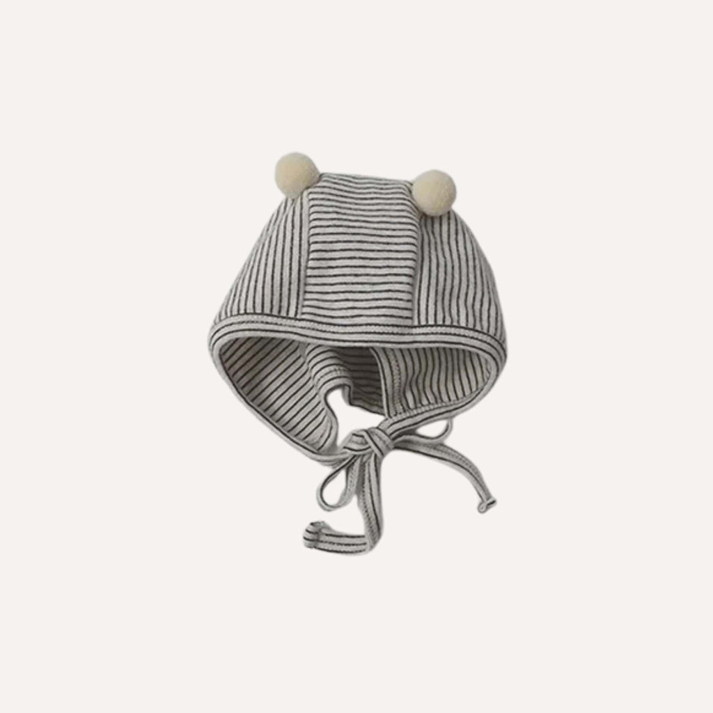 Ce pyjama coton bébé garçon et son bonnet gris enveloppent les premiers sommeils d’une douceur apaisante et intemporelle.