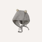 Ce pyjama coton bébé garçon et son bonnet gris enveloppent les premiers sommeils d’une douceur apaisante et intemporelle.