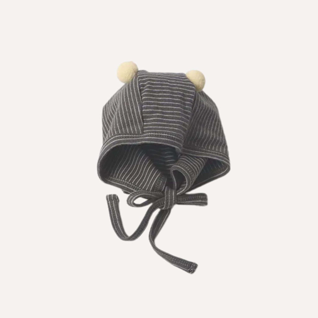 Douce nuit en vue avec notre pyjama coton bébé garçon et son bonnet marron assorti, pensé pour le confort des tout-petits dès les premiers rêves.
