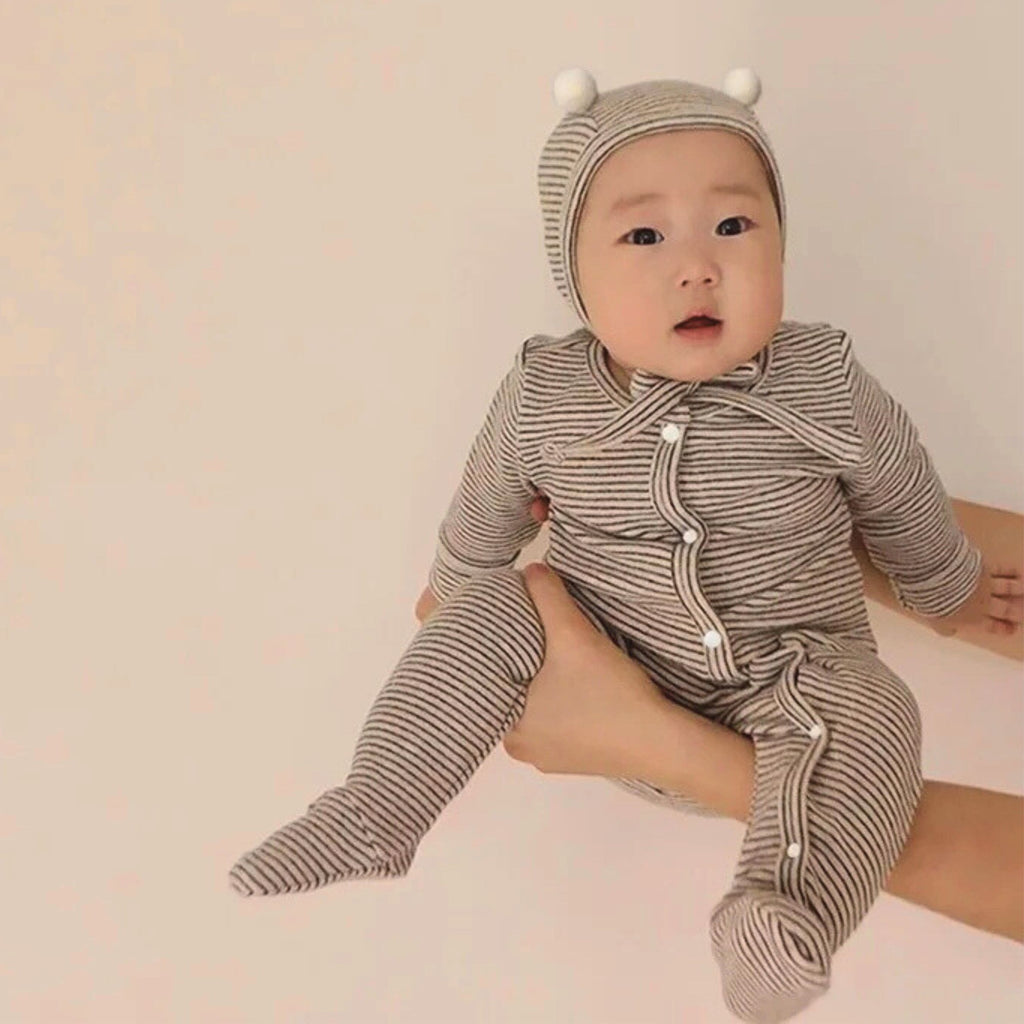 Cette combinaison en coton pour bébé garçon enveloppe les nuits d’un nuage de douceur, pensée pour un sommeil paisible et naturel.