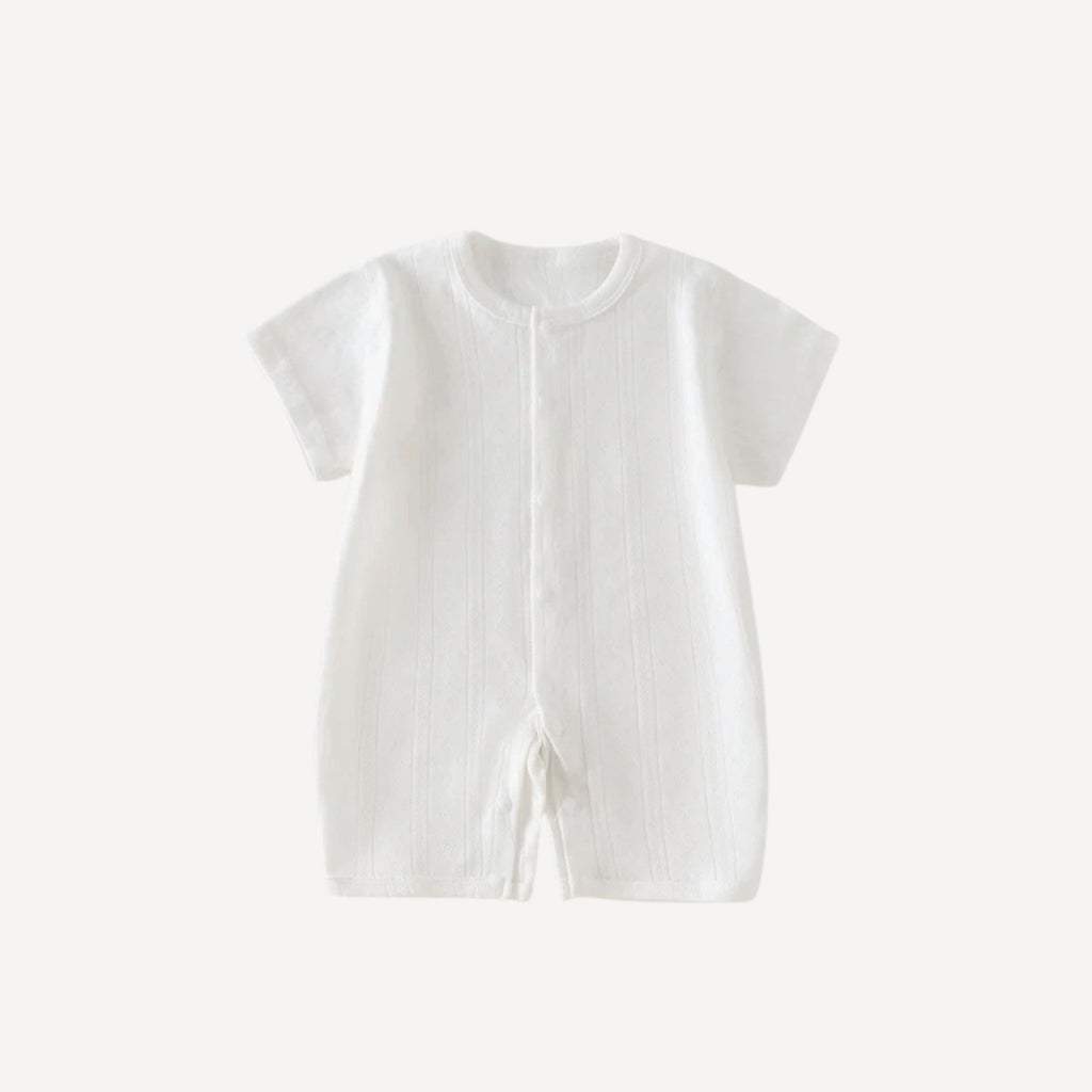 Un pyjama d’été pur et léger, en blanc éclatant, pour des nuits pleines de douceur et de fraîcheur dans l’univers apaisant de Bellemoon.