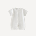 Un pyjama d’été pur et léger, en blanc éclatant, pour des nuits pleines de douceur et de fraîcheur dans l’univers apaisant de Bellemoon.