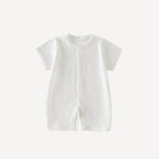 Un pyjama d’été pur et léger, en blanc éclatant, pour des nuits pleines de douceur et de fraîcheur dans l’univers apaisant de Bellemoon.