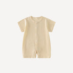 Un pyjama d’été léger et délicat, dans une teinte crème pleine de douceur, pour envelopper les nuits de votre petite fille dans l’univers tendre de Bellemoon.
