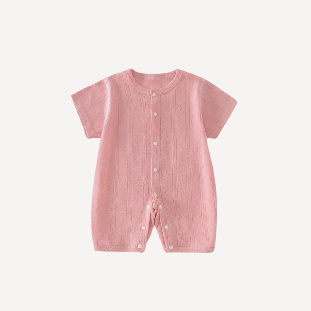 Un pyjama d’été tout en légèreté, habillé d’un rose tendre pour des nuits paisibles et pleines de douceur, fidèle à l’univers Bellemoon.
