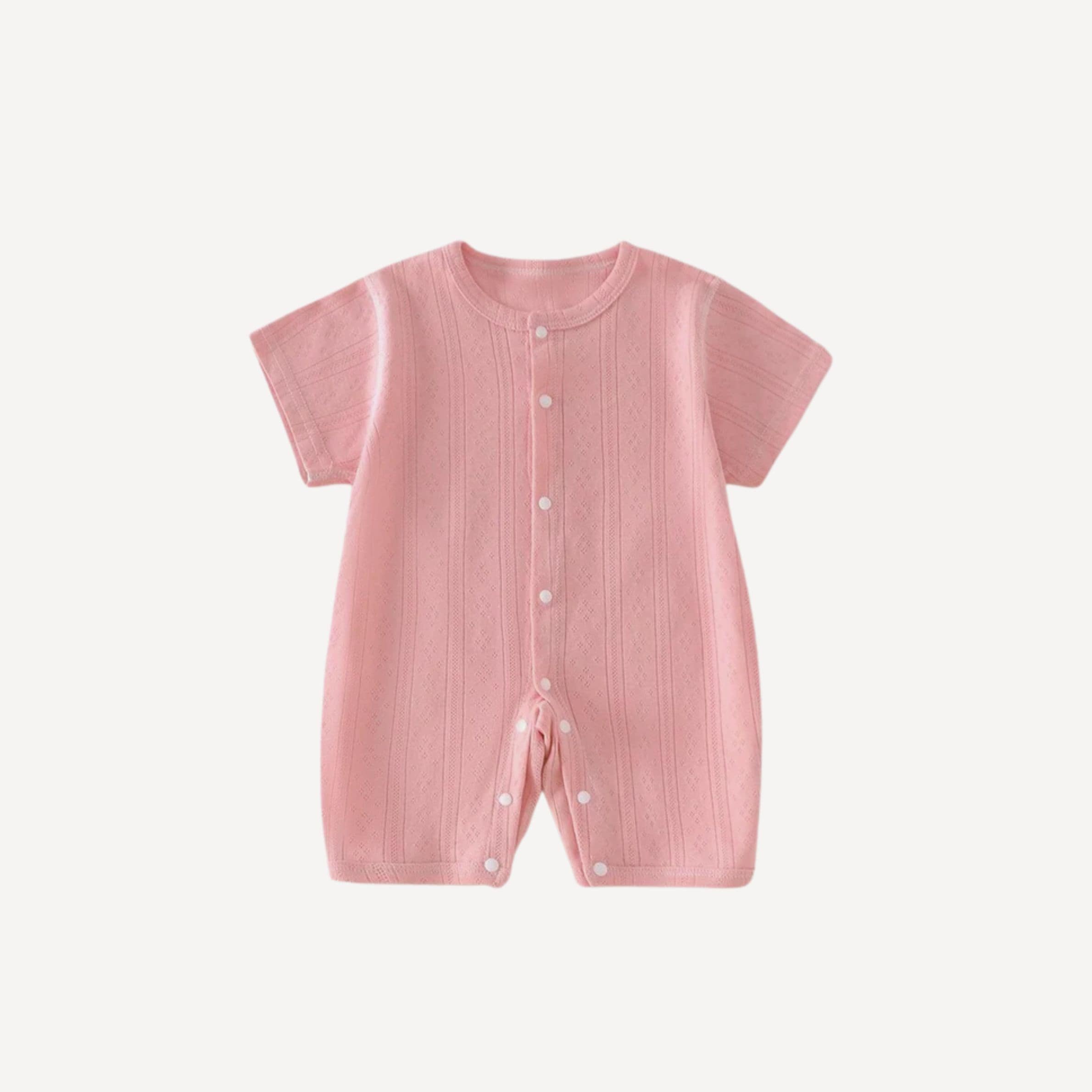 Un pyjama d’été tout en légèreté, habillé d’un rose tendre pour des nuits paisibles et pleines de douceur, fidèle à l’univers Bellemoon.