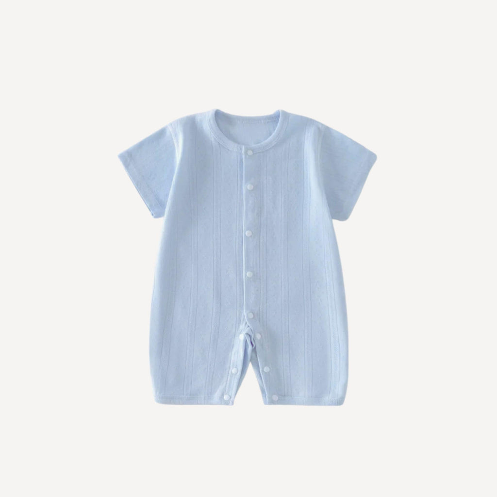 Un pyjama d’été doux et aérien, dans un bleu apaisant pour accompagner les rêves de votre petit garçon, fidèle à l’univers Bellemoon.