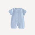 Un pyjama d’été doux et aérien, dans un bleu apaisant pour accompagner les rêves de votre petit garçon, fidèle à l’univers Bellemoon.