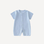 Un pyjama d’été doux et aérien, dans un bleu apaisant pour accompagner les rêves de votre petit garçon, fidèle à l’univers Bellemoon.