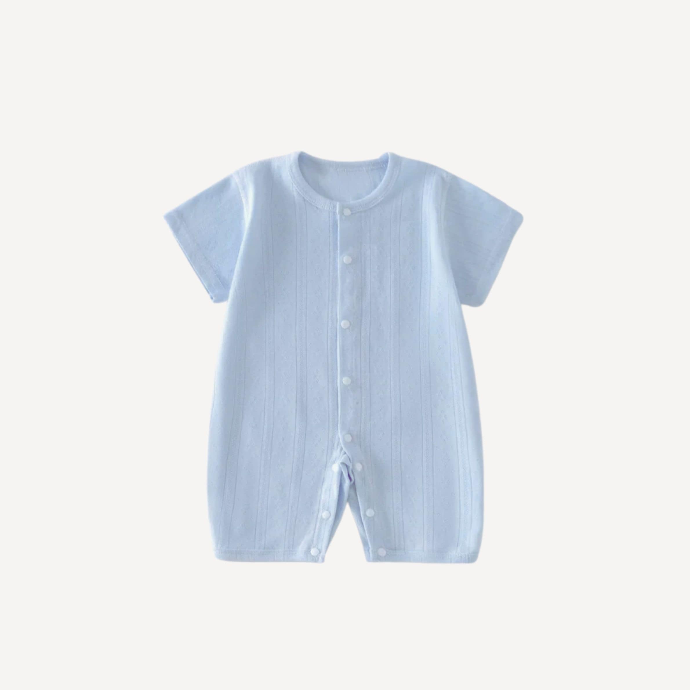 Un pyjama d’été doux et aérien, dans un bleu apaisant pour accompagner les rêves de votre petit garçon, fidèle à l’univers Bellemoon.