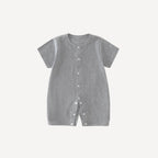 Un pyjama d’été léger et raffiné pour des nuits tout en douceur, dans un gris tendre fidèle à l’univers Bellemoon.