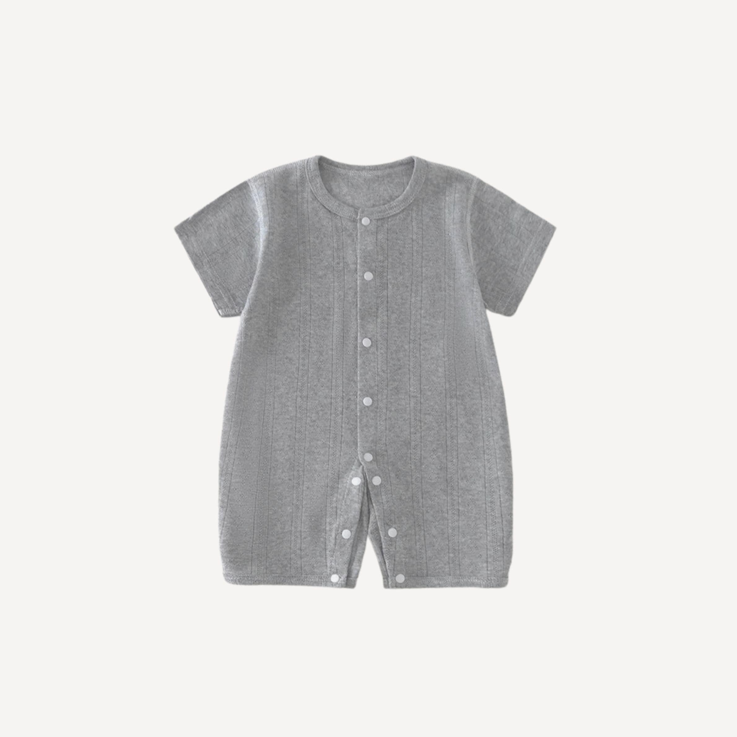Un pyjama d’été léger et raffiné pour des nuits tout en douceur, dans un gris tendre fidèle à l’univers Bellemoon.