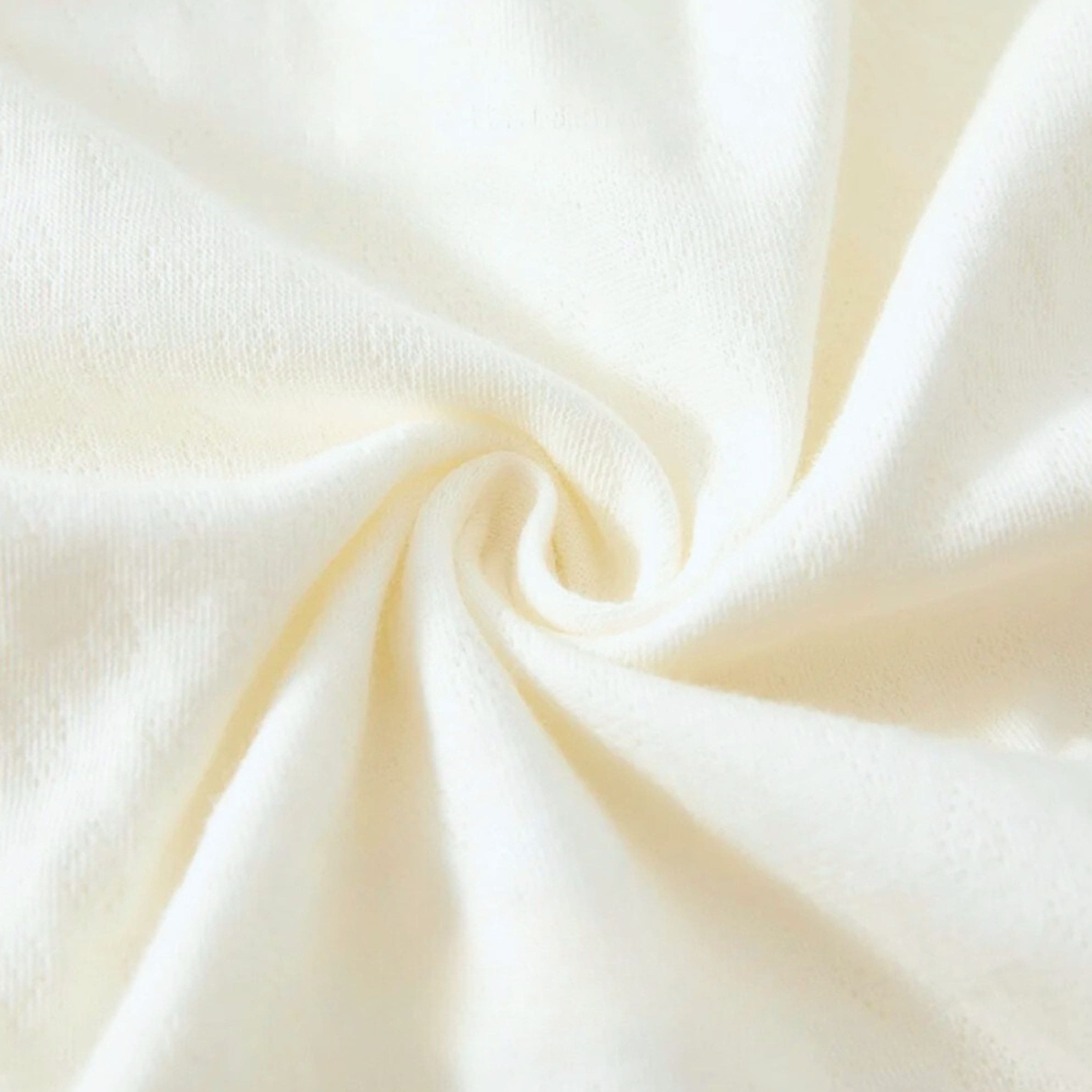 La matière de notre pyjama kimono bébé révèle une douceur naturelle et légère, pensée pour le confort absolu des tout-petits, fidèle à l’univers Bellemoon.